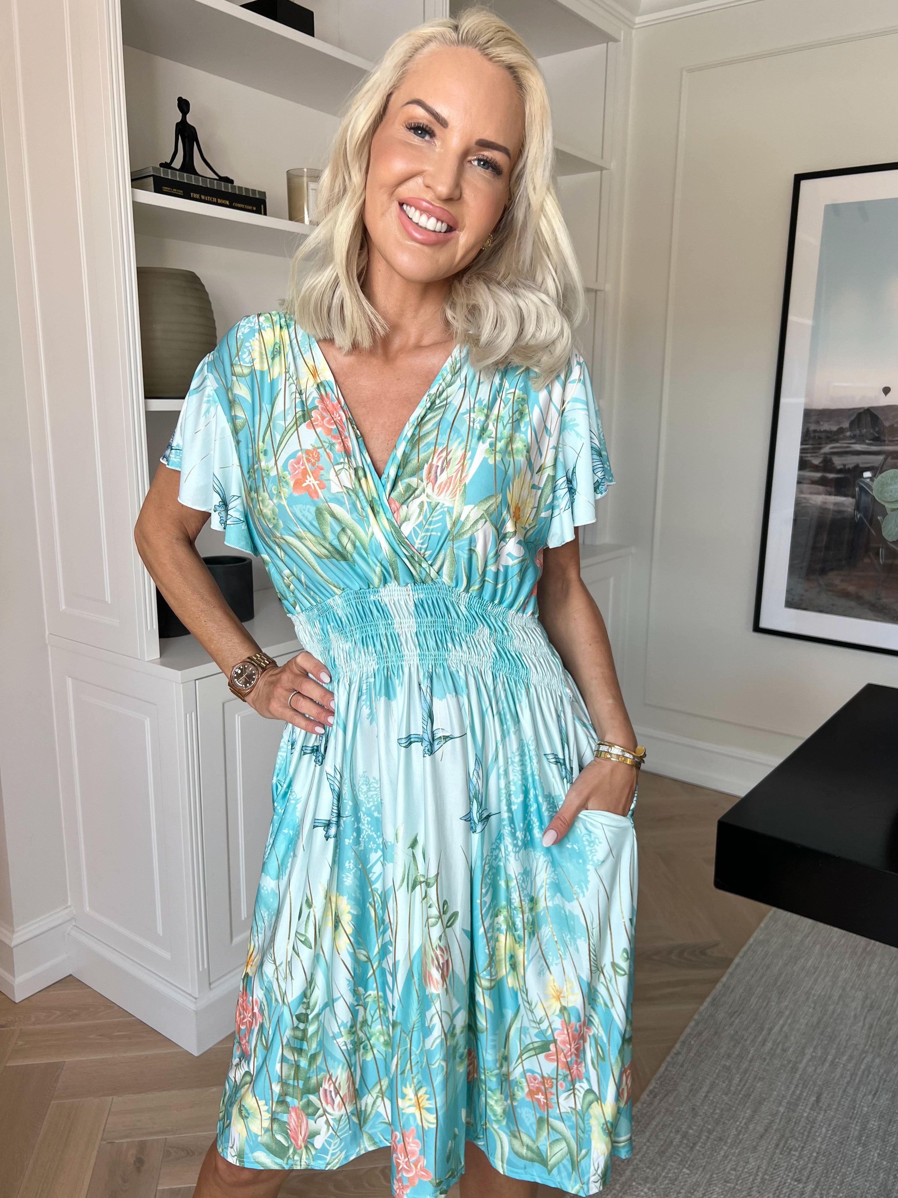 Pams Hummingbird Short - Kort elastisk kjole med fuglemotiver, guld detaljer og lommer